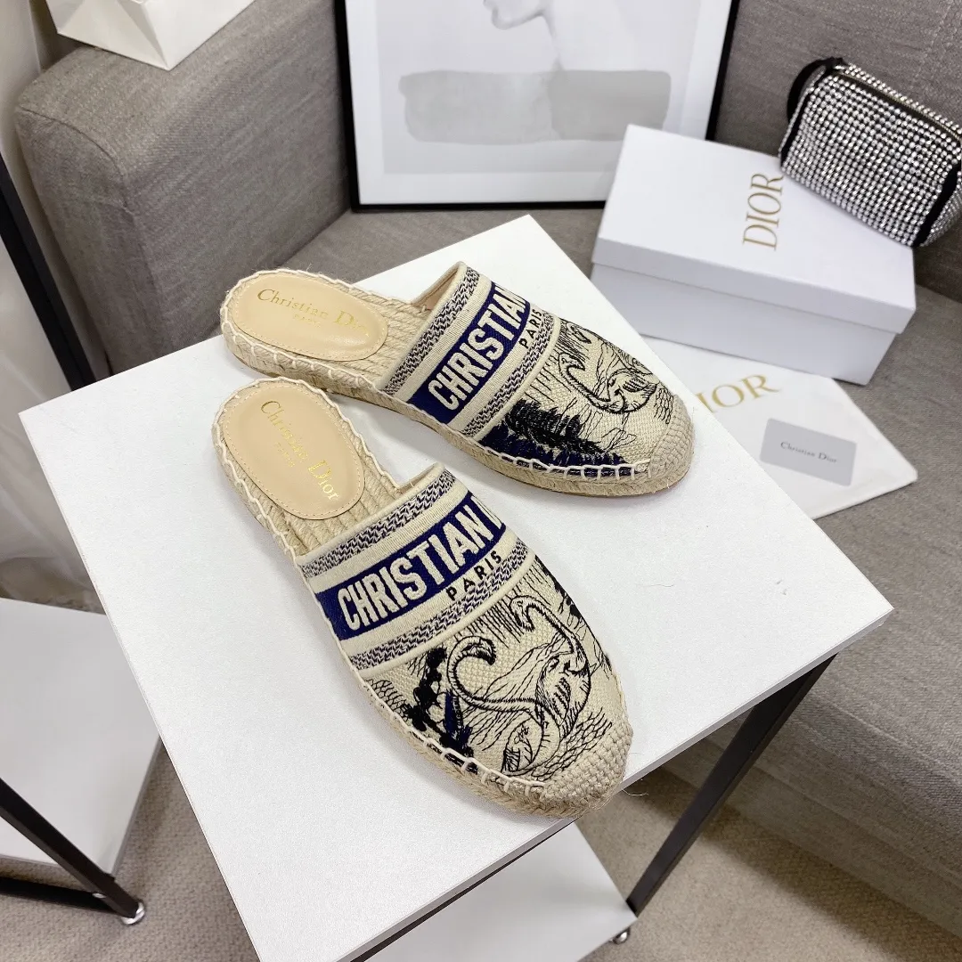 👟👟Ex-factory price 400👟👟 If the top version (original embroidery is done one to one) is cheaper, please avoid Dior | Dior ²⁰²¹𝐬𝐬🧡💚2021 early spring new products top version ⚠️The counter features the latest fisherman shoe series, hard goods are new🆕❥purchase level! Full of high-end feel! A popular model among bloggers at home and abroad, it’s retro and fashionable and looks amazing on your feet! Mainly recommended model on the official website ★━━━━━ ЅᏇєєt ━━━━━▪️ Upper: Original copy of pure cotton thread ➕ Three-dimensional electric embroidery ▪️ Lining: Imported water-dyed sheepskin lining ▪️ Outsole: Original handmade hemp rope combination wear-resistant rubber outsole ▪️ Shoe size: 35-39 (40 is custom-made and cannot be returned or exchanged) ▪️